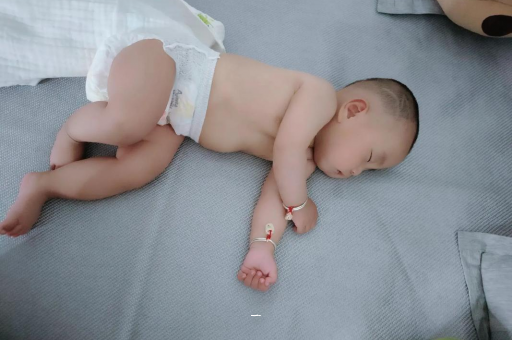 代怀选性别包生男孩宝宝胳膊上起红疙瘩